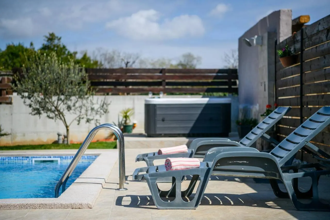Вилла Bobo Family House With Pool Воднян
